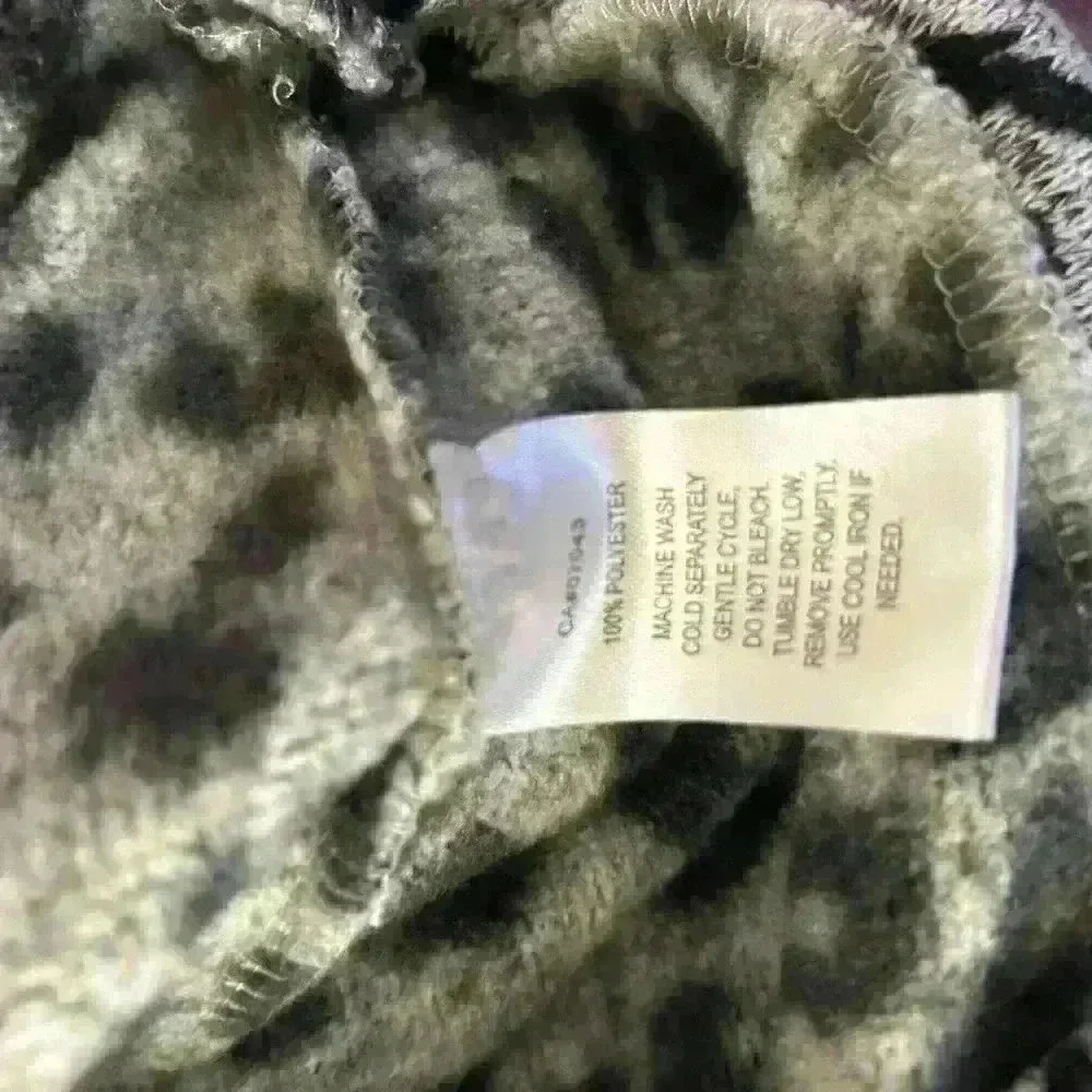 Derek Heart pullover with a larger  fold down neck leopard print size medium - Picture 3 of 3
